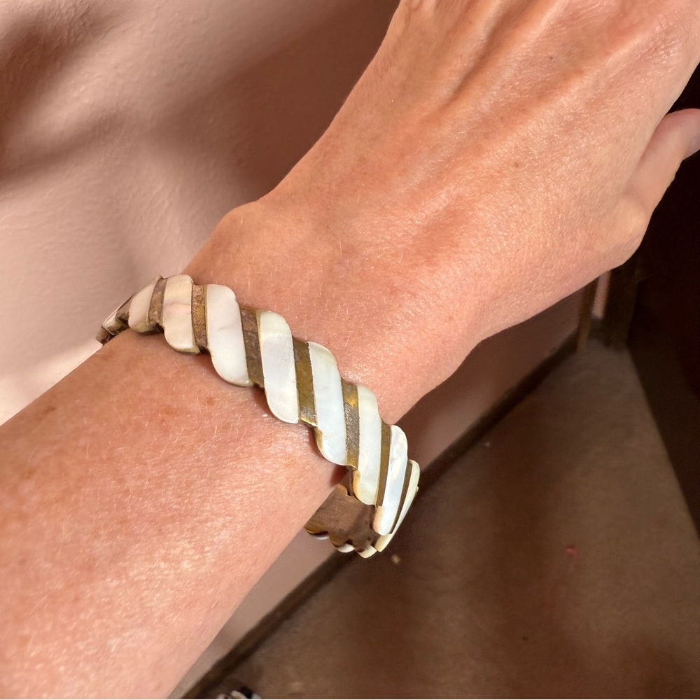 Vintage Mother of pearl brass scalloped art deco wide bangle bracelet - Picture 11 of 17